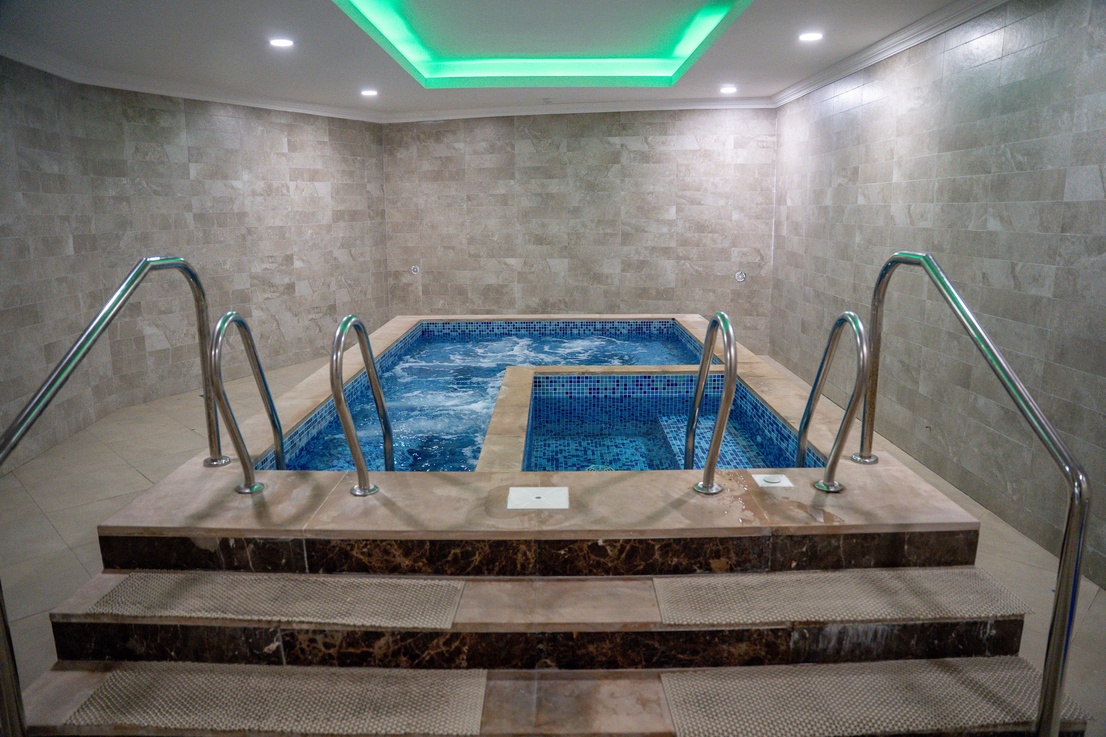 Hyderatheraphy Constrat bath-pool